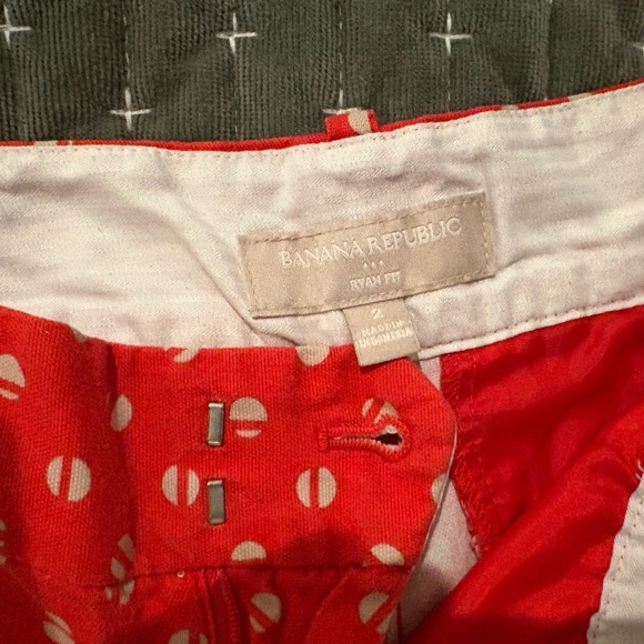 Banana Republic Red Geometric Shorts, Size 2 - Picture 7 of 9